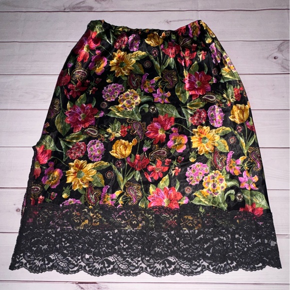 Vintage Vanity Fair Floral Lace Skirt – Size M (12/26) 
📌 Read Description - Picture 1 of 6